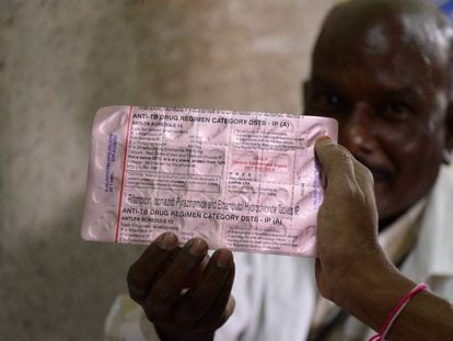 Un médico examina un paquete de pastillas para tratar la tuberculosis en el hospital general de Osmania, en Hyderabad (India), el pasado 30 de octubre. La tuberculosis mató a un millón y medio de personas el año pasado y es la enfermedad infecciosa más mortal. 