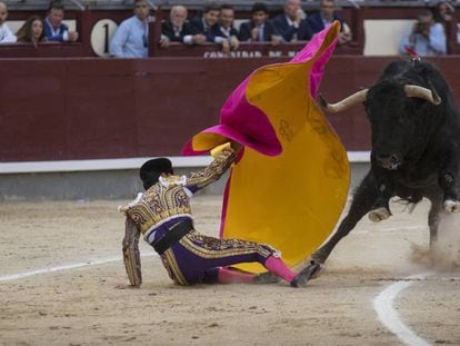 David Galván, en el suelo, ante su segundo toro.