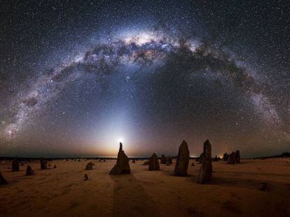 La Vía Láctea sobre un paraje del parque nacional de Nambung, al oeste de Australia.