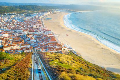 Vista de la playa de Nazaré y del funicular de la ciudad portuguesa desde el Miradouro do Suberco.