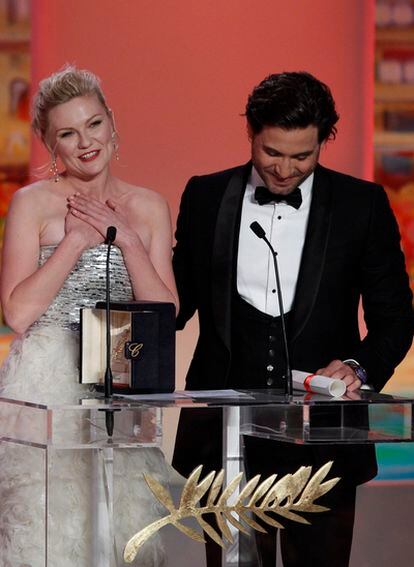 Kirsten Dunst recoge el premio a la mejor actriz de la 64 edición del festival de Cannes.