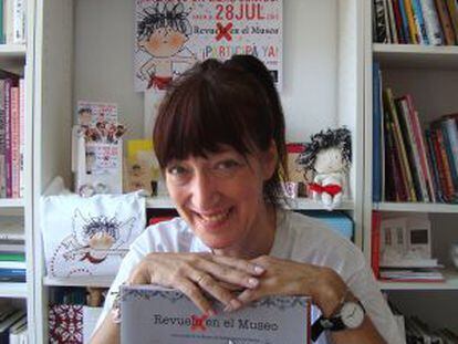 La ilustradora Marina García con el libro 'Revuelo en el museo'.