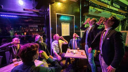 Un grupo de jóvenes toma chupitos en un bar de Ámsterdam.