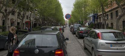 Hilera de coches aparcados sobre las v&iacute;as destinadas al tranv&iacute;a en Ja&eacute;n.