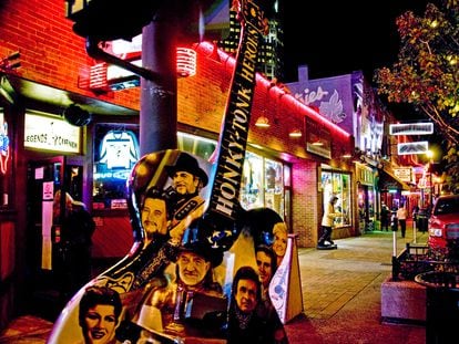 Tributo a los grandes músicos de country en el Legends Corner de Lower Broadway, en Nashville (Tennessee).