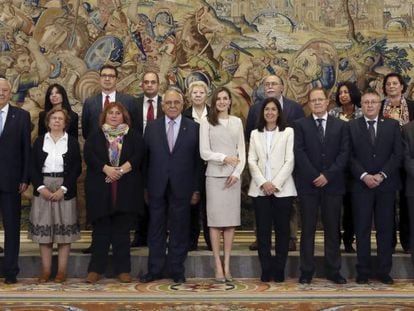 La Reina con una representaci&oacute;n de la Fundaci&oacute;n de Ayuda contra la Drogadicci&oacute;n.