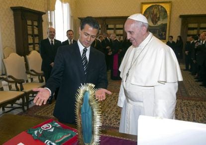 El presidente mexicano, Enrique Peña Nieto entrega regalos al Papa (una imagen de la Virgen de Guadalupe y una camiseta de la selección mexicana de fútbol), ayer durante una audiencia privada en el Vaticano. / Reuters