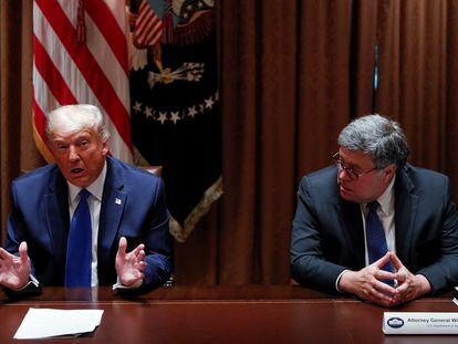 El presidente saliente de Estados Unidos, Donald Trump, junto al fiscal William Barr, en septiembre pasado.