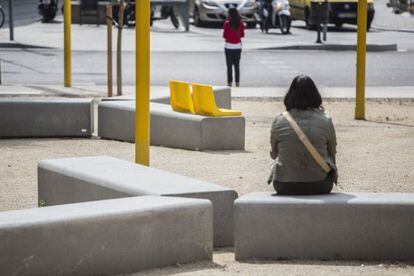 Dotze puntals i poques cadires és la solució a un solar buit a prop de la plaça Lesseps, a Vallcarca.