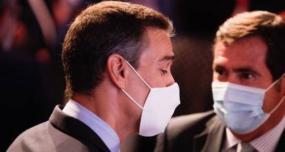 El presidente del Gobierno, Pedro Sánchez, con el presidente de la CEOE, Antonio Garamendi.