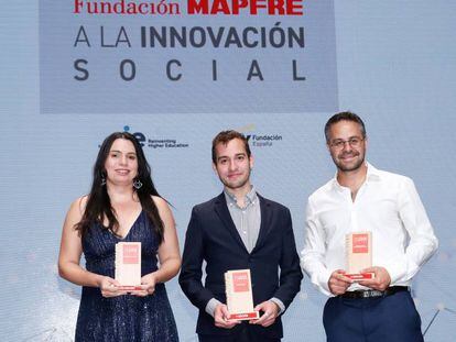 Neide Sellin (Lysa), Eduardo Fierro (Kuvu) y Airel Zylbersztejn (ANA), ganadores de los Premios Fundación Mapfre. 