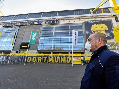 Guardia de seguridad en la puerta del estadio del Dortmund.