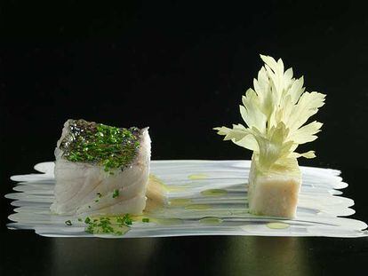 Uno de los platos que Juan Mari Arzak presentó en Madrid Fusión: merluza sobre arcilla blanca adornada con perejil sin clorofila.