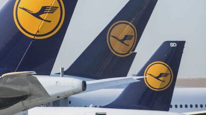 Varios aviones de Lufthansa permanecen aparcados en el aeropuerto de Fr&aacute;ncfort (Alemania).