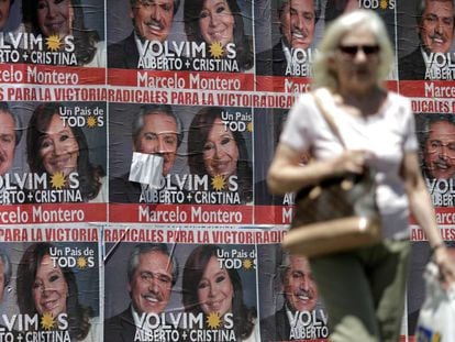 Carteles de propaganda electoral en una calle de Buenos Aires.