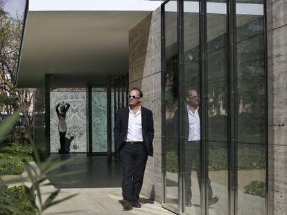 Jordi Bernad&oacute; junto a las puertas eliminadas del edificio Mies van der Rohe de Barcelona