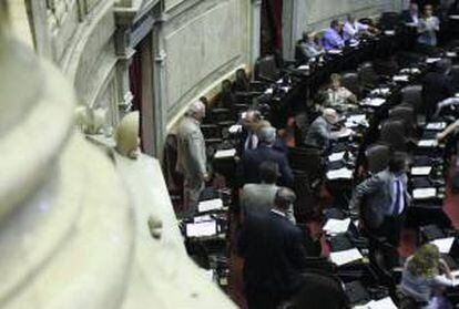 Diputados argentinos debaten este miércoles 11 de septiembre de 2011, para discutir el proyecto de ley impulsado por el Gobierno de Cristina Fernández para reabrir el canje de la deuda soberana, eje de litigio en los tribunales estadounidenses, en Buenos Aires (Argentina).