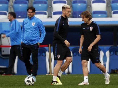 Rakitic y Modric ante la mirada de Zlatko Dalic en el entrenamiento croata. 