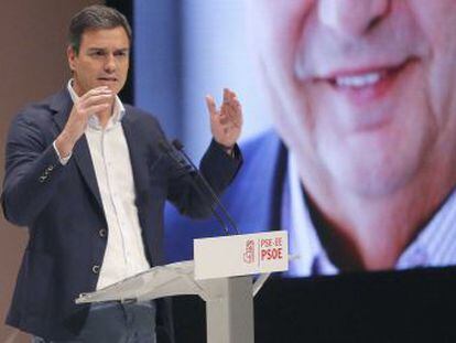 El secretario general del PSOE, Pedro S&aacute;nchez, clausura un acto de homenaje al dirigente socialista guipuzcoano Txiki Benegas.