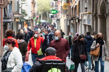 Vecinos de Olot paseando por el eje comercial del centro histórico de la capital de la Garrotxa, este abril.