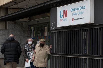 Imagen a las puertas de un centro de salud de Madrid, el pasado viernes. 