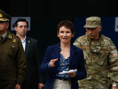 La ministra del Interior, Carolina Tohá, durante los preparativos en el centro de votación Estadio Nacional, en la comuna de Ñuñoa, Santiago.
