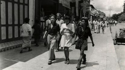Tres jóvenes indonesias de la organización juvenil armada KRIS, en diciembre de 1947.