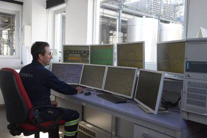 Desde la sala de control se monitorea todo el proceso de producción.