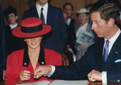 Diana y Carlos, entonces princesa y príncipe de Gales, en una imagen tomada en Francia en 1987. Décadas después, tras la muerte de Isabel II, una lucha con un bolígrafo supondría la primera gran imagen viral de Carlos III.