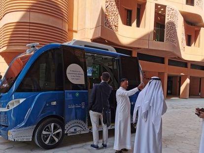 El coche autónomo Navya, en las calles de Masdar City.