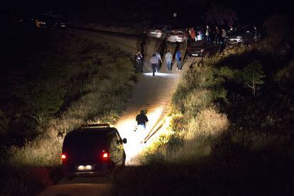 El coche fúnebre entrando en Lugar donde aparecieron los cuerpos de las jóvenes desaparecidas en Cuenca.