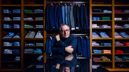 El diseñador Roberto Mariño en su tienda en la calle Serrano, en Madrid, el 9 de marzo de 2023. Su firma, Roberto Verino, cumple 40 años en la moda.