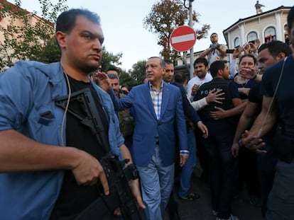 El presidente de Turquía (centro de la imagen) en Estambul tras el fracaso de la intentona golpista, el 16 de julio de 2016.