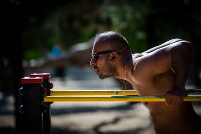 Un hombre practica deporte en el parque del Retiro, la semana pasada. 