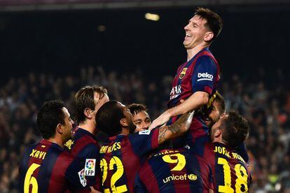 Messi, manteado por sus compañeros 