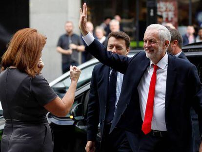 Jeremy Corbyn, líder laborista, llega a la sede de su partido.