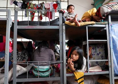 Indígenas, en su mayoría de la etnia Embera, descansan en La Rioja, en Bogotá, el 20 de octubre de 2022.