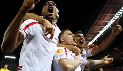 Los jugadores del Sevilla celebran el pase.