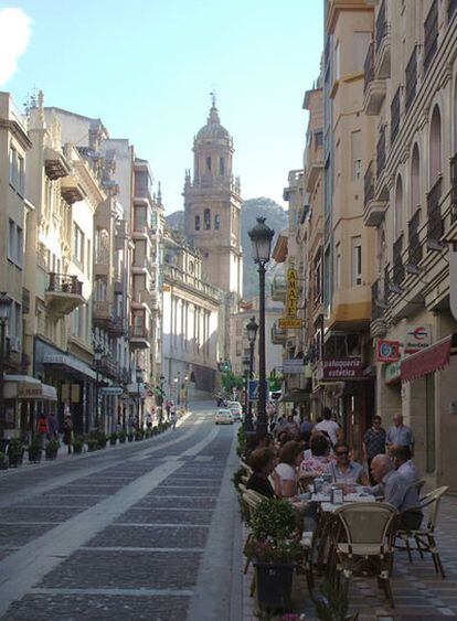 A la sombra de la catedral, en Jaén capital, el barrio de las tascas ofrece en pequeñas raciones los  tradicionales sabores sureños