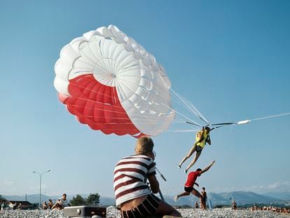 “Jean Creff haciendo 'parasailing”, fotografía de Jacques Henri Lartigue de 1964, de la exposición 'Lartigue. El cazador de instantes felices'.