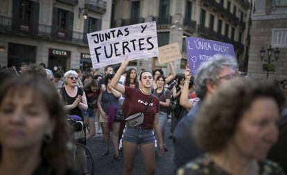 De esta imagen hace casi un año. Es la manifestación en la Plaza Sant Jaume de Barcelona en contra de la puesta en libertad provisional de La Manada, fue el 22 de junio de 2018.