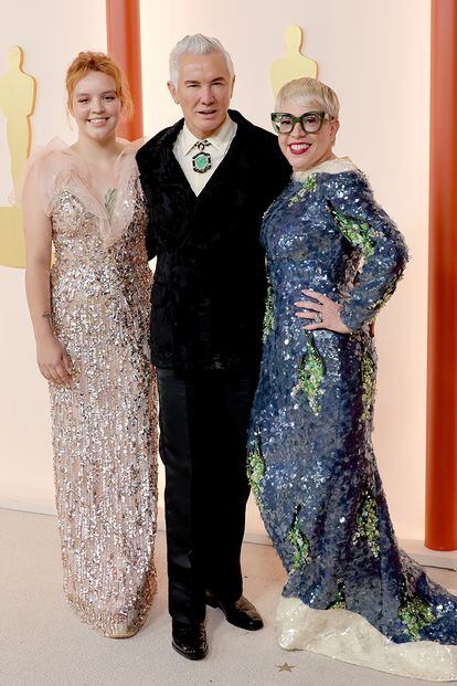 Lillian Amanda Luhrmann, con sus padres, el director Baz Luhrmann (director de Elvis) y la diseñadora de vestuario Catherine Martin. La familia eligió estilismos de Prada.