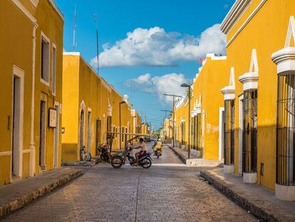 Fachadas pintadas de color ocre en la ciudad colonial de Izamal, en Yucatán (México).