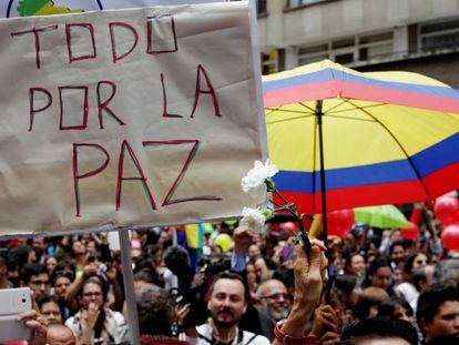 Cientos de personas se congreraron en la Plaza Bolívar de Bogotá para celebrar la firma del cese al fuego permanente el pasado 23 de junio.