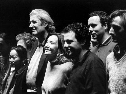Jos&eacute; Monle&oacute;n (cuarto por la izquierda) con N&uacute;ria Espert y Lluis Pasqual en el Teatro Ode&oacute;n de Par&iacute;s en 1990.
