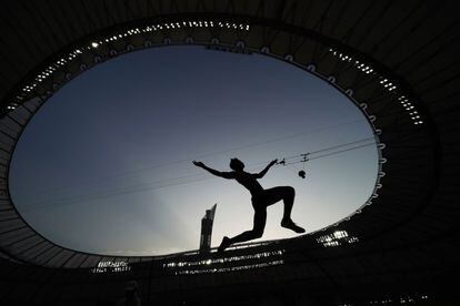 Un atleta compite en la prueba de salto de longitud masculino en el Campeonato Mundial de Atletismo en Doha, el 27 de septiembre.