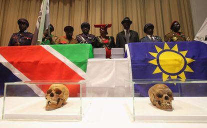 Miembros de la delegación de Namibia en el acto de entrega de 20 cráneos de las etnias herero y nama
