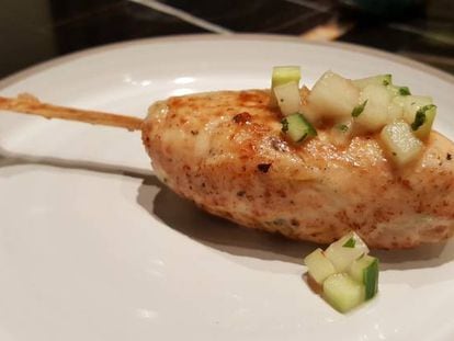 &#039;Tsukune&#039; de pintada con ajo jengibre y miso de Mario Pay&aacute;n.