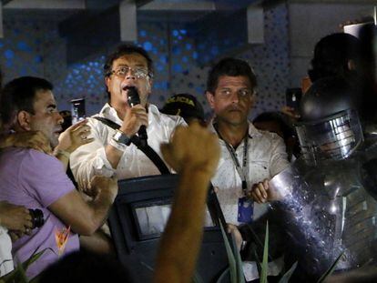 El candidato a la presidencia de Colombia Gustavo Petro en un acto de campa&ntilde;a improvisado tras ser atacado en un choque de manifestantes.