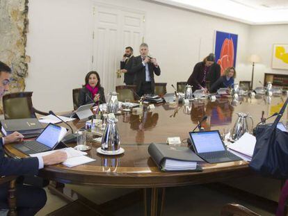 Pedro Sánchez preside la reunión extraordinaria del Consejo de Ministros, el viernes.